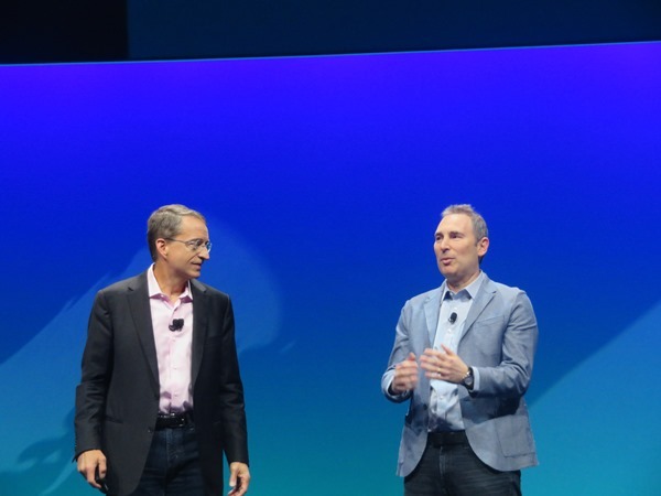 VMwareのCEO、Pat Gelsinger氏（左）とAWSのCEO、Andy Jassy氏