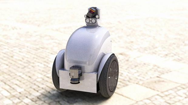 スタンフォード大学のJackrabbot

　スタンフォード大学のエンジニアが開発した「Jackrabbot」（JR）は、「Segway」の上に搭載された、GPUを使用したマルチセンサプラットフォーム。視覚認識能力を持ち、友好的でインタラクティブな新世代のロボットだ。高速道路を走るようなものではなく、人が多い場所にふさわしい。キャンパスの歩道や、ショッピングモール、空港、駅をはじめとする公共の場所を問題なく移動できるよう設計されている。

　素晴らしいことに、JRは人間の動きを理解して予測すると同時に、人間の社会的な習慣や基本的なエチケットを学習するように設計されている。例えば、JRは周囲の人間から適切な距離を取ることや、歩道などのリソースの共有方法、方向転換の仕方などを習得している。また、人々が合図によって動きを調整するのを理解したり、人々が自然にとる行動（例えば行列など）に対応したりできる。
