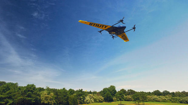 ULC RoboticsのVTOL UAV

　こちらもULCによるもので、商用グレードの固定翼無人航空機（UAV）だ。ULCのほかのロボットと同様に、このドローンは電気やガス業界の調査に関するニーズに応えるために開発された。この垂直離着陸型（VTOL）UAVは、ULCのAerial Servicesとエンジニアリングチームが一から設計、開発したものだ。翼長10フィート（約3m）、センサペイロードは10ポンド（約4.5kg）という強力で多用途のプラットフォームであり、送電線やガス伝送パイプラインなどの敷設用地といった公益事業関連の建造物・施設の調査や評価を、完全な自律飛行によって実行することができる。