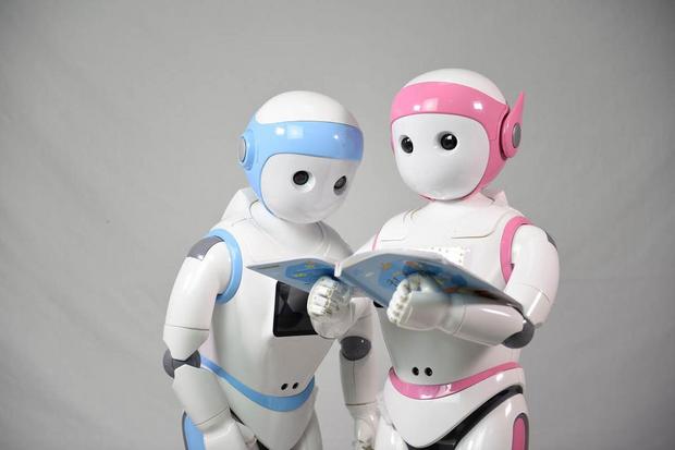 AvatarMindのiPal

　AvatarMindの「iPal」コンパニオンロボットは、子どもに対しては教育的で楽しい友だち、高齢者に対しては付き添い相手、小売業や接客業では案内係などの役割を果たすように設計されている。これはサービス用ロボット工学で一般的になってきている、タスクに依存しない設計のトレンドに乗ったものだ。子どもに対しては、iPalは対話的な言語学習プログラムや教育プログラムを提供する。高齢者に対しては、個人向けのケアサービスを補完するほか、多くの医学的な緊急事態に対して警報を発する機能を持たせることで、安全を提供できる可能性がある。また小売店では、客へのあいさつやもてなし、製品情報の提供などを行い、ホテルでは宿泊客にパーソナルサービスを提供するという。