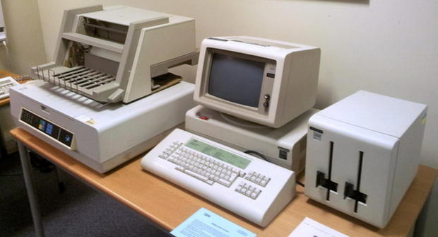　この（当時としては）軽量な「IBM PC Convertible」は、IBM初のラップトップコンピュータだと見なされている。

　1986年に発売されたこのマシンは、4.77MHzのIntel 8088プロセッサを使用しており、256KバイトのRAMを搭載していた。RAMは640Kバイトまで拡張可能だった。

　モノクロのCGA互換LCDディスプレイと、2台の720Kバイト3.5インチフロッピーディスクドライブが内蔵されていた。

　重量が6kg以下に収まったのには、最新の表面実装技術を採用したことで、より多くのコンポーネントを狭いスペースに詰め込めたことも一役買っている。