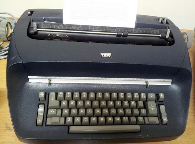 　「IBM 1052」は、1960年代の「System/360」用のコンソール出力プリンタだ。

　これは「Selectric I/O Printer」からバックスペースとタブを省略した廉価版で、キーボード入力は独立したキーボードから行っていた。