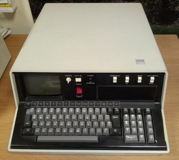 　IBMの名だたる製品を振り返ってみたい。英国のIBM Hursley Museumではその歴史を垣間見ることができる。

　IBMが1961年に発表した「Selectric typewriter」は、その見た目から「ゴルフボール」と呼ばれるタイプボールによって印字する製品である。このボールは表面にアルファベット88文字が付いている。

　ボールを新しいものに入れ替えることで、比較的簡単にフォントなどを切り替えることができた。このボールには、1つ以上のキーが同時に押されるとタイプバーがからまるという「詰まり」を解消するメリットもあった。

　当時IBMの最高経営責任者（CEO）だったThomas Watson Jr.氏は、このボールを「当社がこれまでに生み出した中で、総合的に最も際立った発明」と述べた。