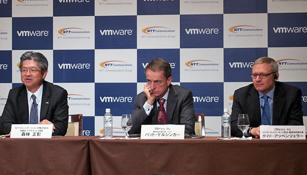 協業拡大を発表するNTTコミュニケーションズの森林氏、VMwareのGelsinger氏、Appenzeller氏（左から）''