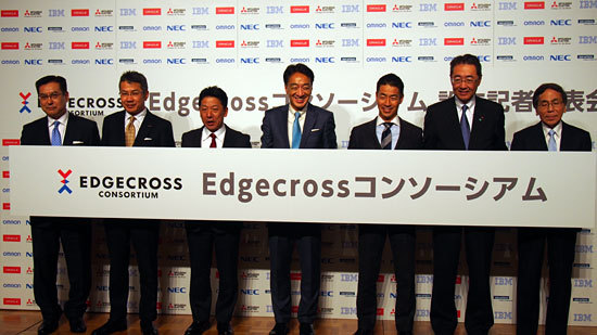 コンソーシアム設立を発表した6社の代表者と木村氏（写真右）''