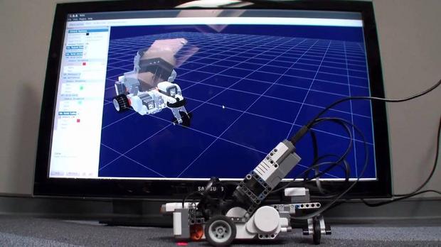 2012年（続き）

　また2012年には、Rethink RoboticsがROSを搭載した最初の商用ロボットを発表した。

　写真は同社の開発したロボット「Baxter」だ。