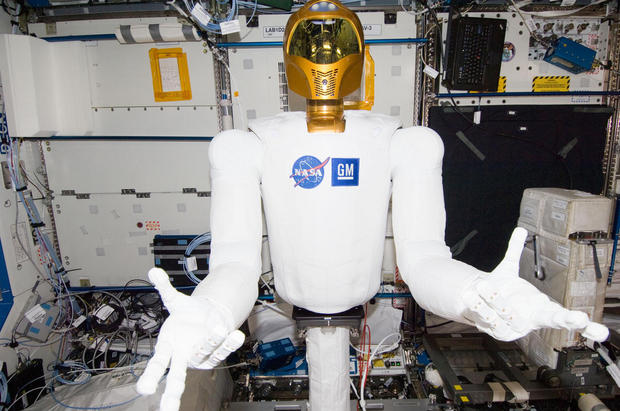 2014年

　2014年にはイリノイ州シカゴで「ROSCon 2014」が開催された。これは歴史的なイベントだったと言ってよいだろう。業界関係の参加者が学術系の参加者を上回った初めてのイベントだったのだ。これによりROSは名実ともに、商用ロボティクスの未来となった。

　ROSは宇宙にも進出した。写真は国際宇宙ステーション（ISS）に登場したロボット宇宙飛行士「Robonaut 2」だ。