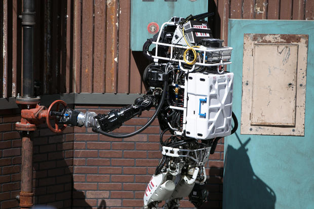 2015年

　2015年には、米国防高等研究計画局（DARPA）の主催で、災害地を想定した障害物の多いコースでロボットの性能を競い合うというコンペティション「DARPA Robotics Challenge」（DRC）が開催された。これには、ロボティクス研究でトップクラスの研究機関や企業が世界各地から参加した。

　決勝戦に進出した23台のロボットのうち、18台がROSを搭載していた。また14台は、OSRF（現Open Robotics）の指導の下で開発されたオープンソースのロボティクスシミュレータである「Gazebo」を採用していた。