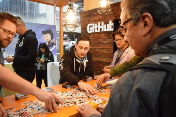 GitHubが配ったステッカーを目当てに人が集まる。