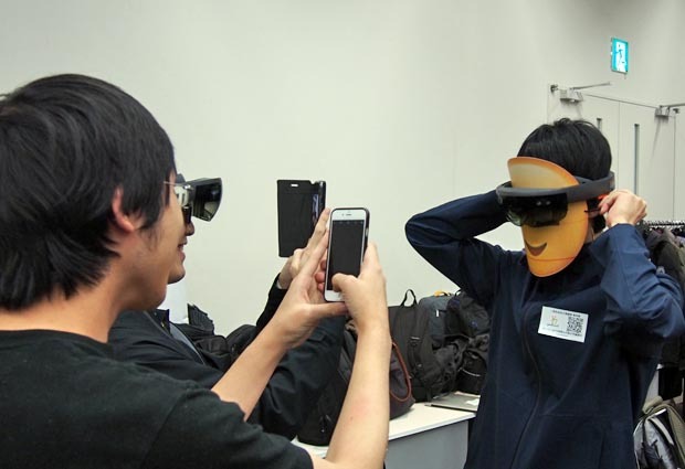 HoloLensの装着にも楽しみ方がいろいろ
