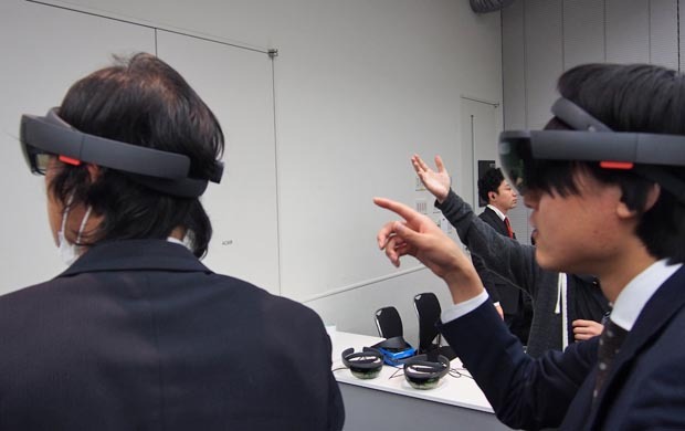 HoloLensで1周年を祝うメッセージを送る