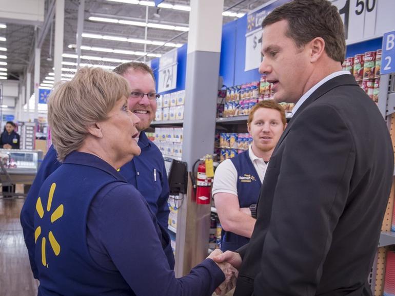 Walmartのプレジデント兼最高技術責任者（CTO）Doug McMillon氏と店舗の従業員
