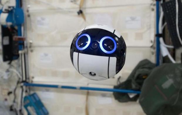 Int-Ball

　宇宙航空研究開発機構（JAXA）は、空中に浮かぶ興味深いロボットを持っている。このロボットは現在、国際宇宙ステーション（ISS）で実際に使用されている。この「JEM自律移動型船内カメラ」（「Int-Ball」と呼ばれている）は、ISS内の活動状況などの映像を記録して地上スタッフに送信する、空中に浮かぶ球体だ。