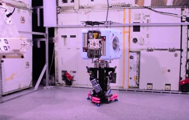 Astrobee

　「Astrobee」は、ISSのために設計されたコンパクトな立方体型のロボットだ。

　宇宙飛行士が宇宙に滞在できる期間は限られているため、時間は貴重だ。この四角いロボットは、自動的に、あるいはヒューストンから直接操作することで、決まり切った雑用やメンテナンス、任務の監視などを行うことができる。