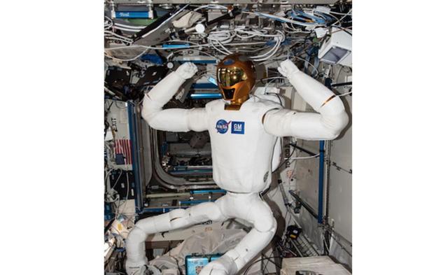 Robonaut 2

　「Robonaut 2」は、米テキサス州ヒューストンにあるNASAのジョンソン宇宙センターで設計・製作された器用なヒューマノイドロボットだ。

　このロボットには、さまざまな視覚システム、画像認識システム、センサ、腱を用いるロボットハンド、新旧の制御アルゴリズムなどが使用されており、2012年からISSで使用されている。宇宙飛行士はこのロボットを、エアフィルタの交換などの危険な繰り返し作業に使用できる。