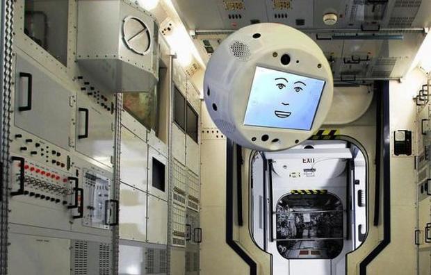 CIMON

　3Dプリンティングで製作されたバスケットボール大の「Crew Interactive MObile CompanioN」（CIMON）は、AirbusとIBMが共同で開発したロボットだ。ISSで活躍する予定となっている。

　ただしCIMONは、記録に専念するのではなく、宇宙飛行士のアシスタントとして働いている。このロボットは音声による命令に応えて、宇宙飛行士が作業を行う際に、手順や推奨される手法を表示する用途に使われるもので、現在はテストが行われている。