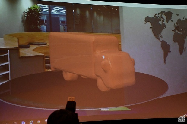 これまでの新車両開発では、クレイモデルと呼ばれる粘土の模型を作成していた。HoloLensでは代わりに、目の前に車両モデルを投影する。