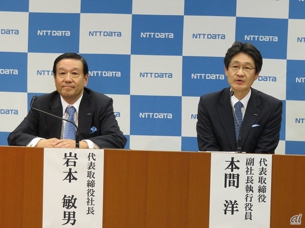 社長交代会見に臨むNTTデータの岩本敏男社長（左）と次期社長に就任予定の本間洋副社長