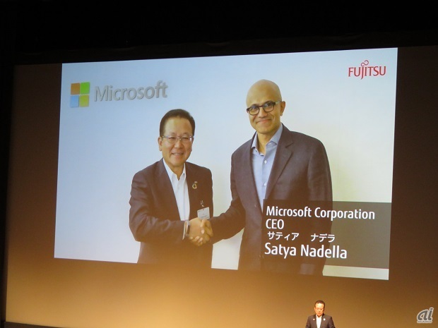 MicrosoftのSatya Nadella CEOと握手した写真が講演で映し出された