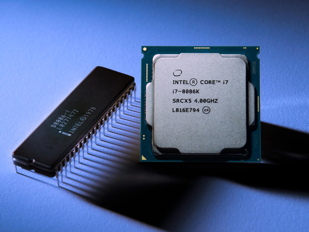 初代Intel 8086プロセッサ(写真左）と、新しいIntel Core i7-8086K