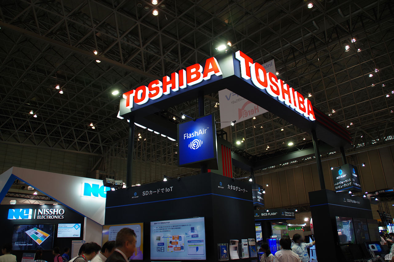 　東芝メモリは、無線LAN搭載SDメモリカード「FlashAir」、SSDの最新製品、3次元フラッシュメモリ「BiCS FLASH」などの展示やデモを行っている。