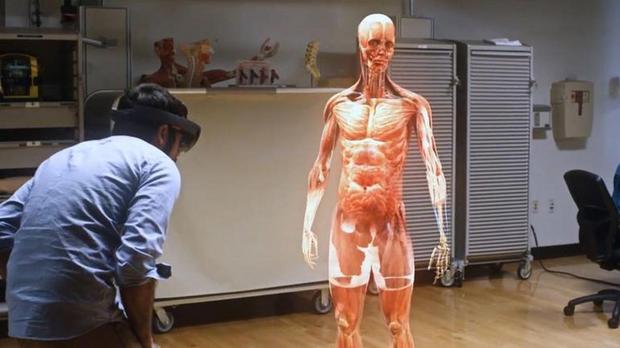 医療

　ポーランドのInstitute of Cardiology Warsawの外科医は、手術をしている閉塞した血管の「内側を見る」ために「Google Glass」を使いながら心臓手術を行った。また米ケースウェスタン大学の医学生には、Microsoftの「HoloLens」を使ってデジタル死体解剖を行い、仮想的な組織をはがすプログラムが準備されている。

　医療は、その時得られる情報から、その場で重要な判断を行う必要があるため、ARが導入される可能性が高い分野かもしれない。外科医が、人間が持つ驚くほどの器用さをさらに高めるためにロボットを導入したように、IT業界は、切迫したストレスの高い状況における人間の意思決定能力を強化する、ヘッドアップディスプレイやウェアラブルデバイスの新たな活用法を模索している。