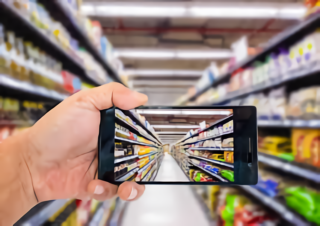 食品スーパーでの買い物

　Dent Realityと呼ばれる企業は、顧客が食品スーパーの商品に関する情報をリアルタイムに参照できるアプリに取り組んでいる。このアプリは、コンピュータビジョンと店舗内での顧客の位置情報を利用して、栄養面などでの顧客のニーズに合った食品を見つけられるよう手助けする。

　この種のアプリは、今後増えてくる可能性が高いが、これはメーカーにとっては新たなプロモーションのチャンスだ。大手ブランドはこれまでも陳列棚の場所争いに投資してきたが、そこに新たな変化をもたらすかもしれない。