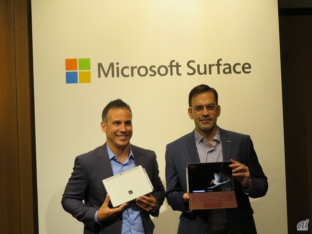 Surface Goを手にした米MicrosoftのMatt Barlowコーポレートバイスプレジデント（左）と平野氏