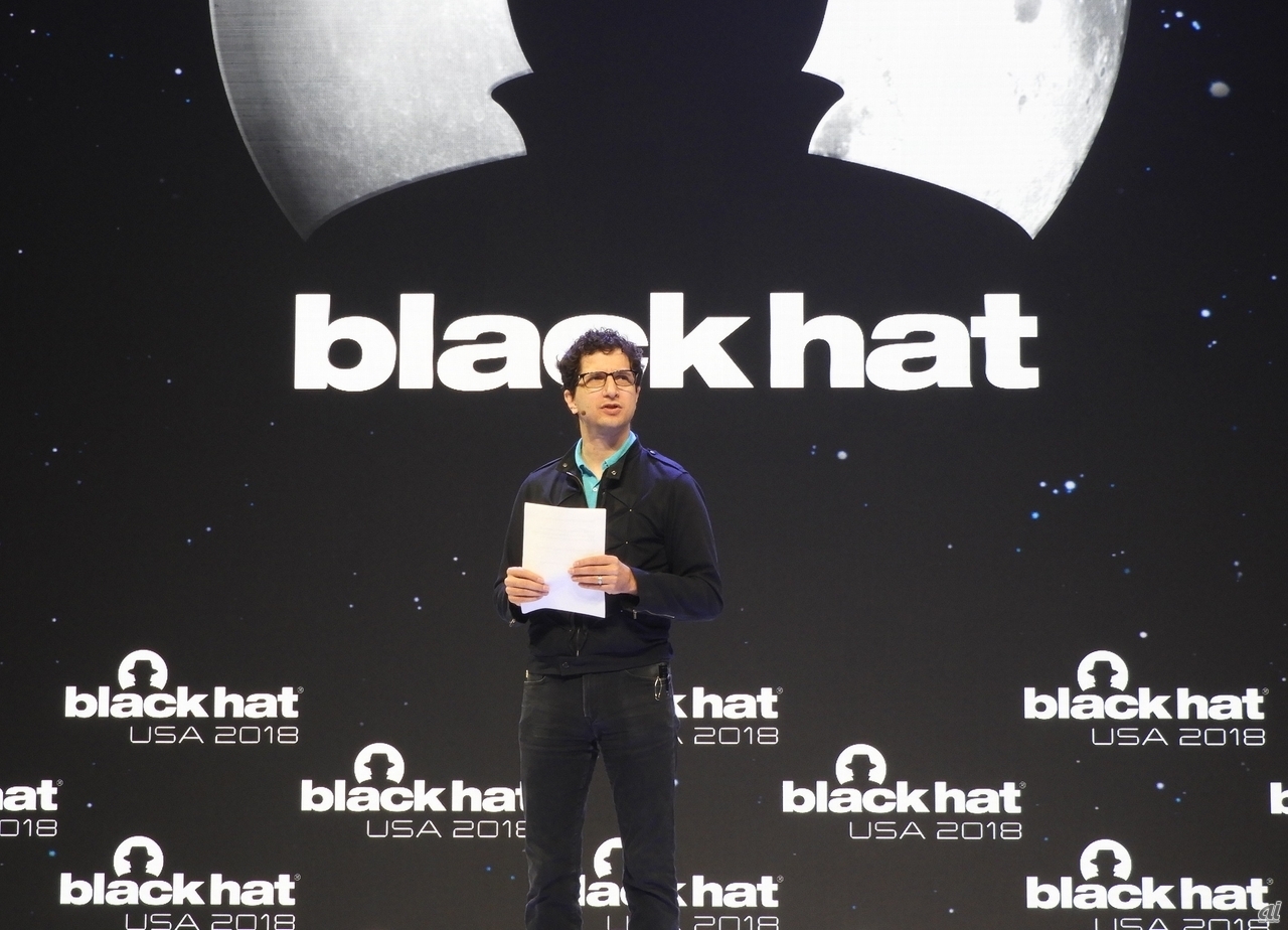 Black Hatの創設者Jeff Moss氏。昨年に引き続き「サイバーセキュリティでは攻撃者優位の現状は変わっていない」と指摘したうえで、「セキュテリィ業界が一丸となってこの状況を変えていくことが重要だ」と訴えた。