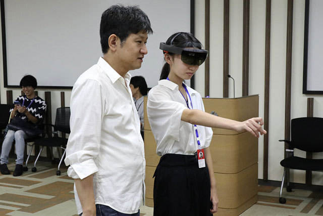 Microsof HoloLensの使い方を懇切丁寧に説明する日本マイクロソフトの高橋忍氏