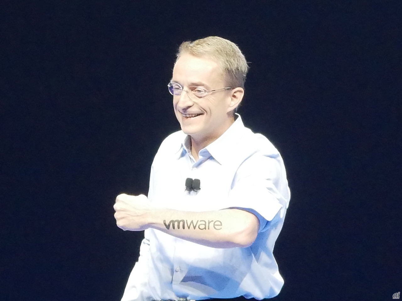 「VMware」のロゴのタトゥーを左腕に入れたことを披露するGelsinger CEO