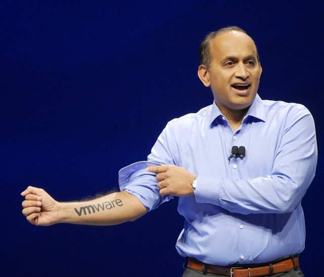 Poonen氏が両腕のタトゥーを披露。右腕には「VMware」