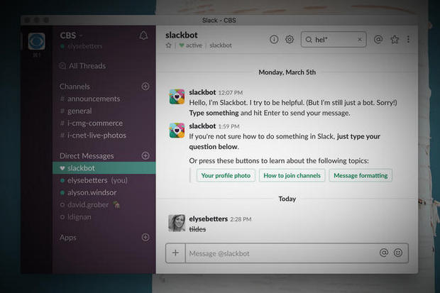 　テレワーク導入企業や大企業に大人気のコラボレーションツールSlack。パワフルな機能や、他社のツールとの連携が幅広くサポートしており、ただチャットするだけでは勿体ない。リマインダーのセットや情報の整理方法のほか、多数の気の利いた機能をマスターしよう。

見た目をカスタマイズする
　「Slack」のさまざまな機能や便利なツールに深入りする前に、まずワークスペースを自分に合った見た目にカスタマイズすることも重要だ。「環境設定」メニューから「サイドバー」を選択し、「テーマ」を8つのカラーの組み合わせの中から選択しよう。「スターウォーズ」ファンであるわれわれのお気に入りは「ホス」（スターウォーズに出てくる氷の惑星の名前）だ。創造性を発揮してみたい気分なら、カラー設定をカスタマイズして、より細かく色を変更することもできる。