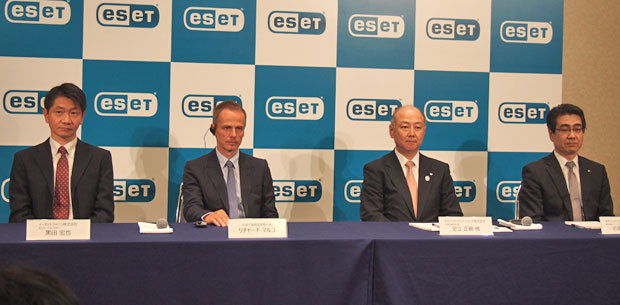 イーセットジャパン設立を発表したESET CEOのRichard Marko氏（中央左）とキヤノンITソリューションズ 代表取締役社長の足立正親氏（中央右）