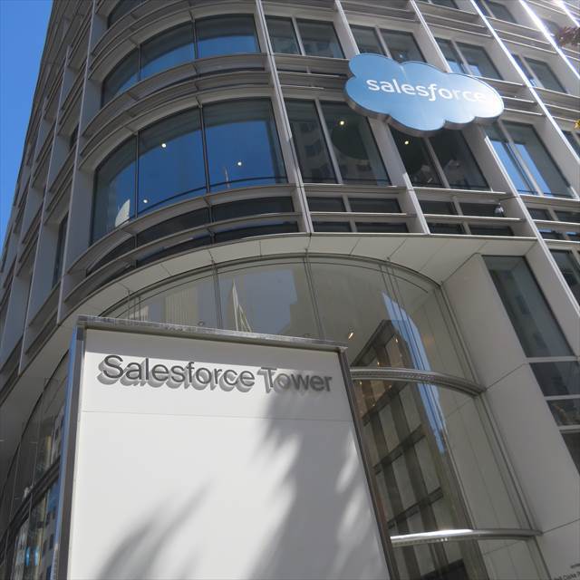 Salesforceの新しいオフィス（一部）Salesforceタワーが完成、少しずつ入居が始まっている。前日はここでプレス向けにセミナールームを使って説明会が開かれた。なお、買収したMuleSoftも少しずつSalesforceタワーへの引っ越しが始まっているとか。

このSalesforceタワーはバスターミナル（Salesforce Transit Center）と合体しているが、亀裂が見つかったことから閉鎖。交通渋滞が激しいDreamforceの会期に合わせたターミナル閉鎖で、交通状況がさらに悪化した