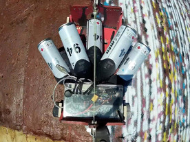 建物をアート作品に変える「壁上りロボット」--スプレー缶で壁面を塗装
