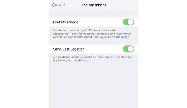 「iPhoneを探す」を有効にする

　「iPhoneを探す」は、自分のデバイスが盗まれることを心配していたり、よく持ち物をなくしたりする人に便利な機能だ。

　有効にするには、「設定」に進み、画面上部に表示される自分の名前をタップしてから、「iCloud」＞「iPhoneを探す」の順に進む。

　この機能で、「最後の位置情報を送信」を確認することもできる。これはバッテリの残量が少なくなったときに自分のデバイスの位置情報がAppleに送信され、バッテリが切れたときでもデバイスを見つけやすくする機能だ。