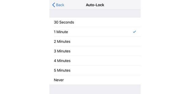 画面がロックされるまでの時間を短くする

　画面がロックされるまでの時間を短く設定するほど（30秒から「なし」まで選択可）、iPhoneやiPadを再度使用するときに認証が必要になるまでの時間が早くなる。

　自動的にロックされるまでの時間を変更するには、「設定」＞「画面表示と明るさ」＞「自動ロック」の順に進む。