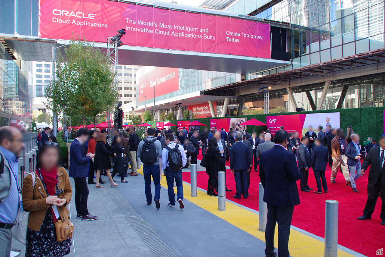 　Oracleの年次カンファレンス「Oracle OpenWorld 2018」が10月22～25日にかけて米国サンフランシスコで開催された。世界145カ国から6万人を超える人々が参加。会期中には2371のセッションが行われた。本稿では、会場となったMoscone Centerの様子を紹介する。