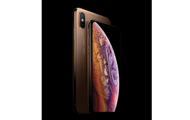 Appleの「iPhone XS」「iPhone XS Max」
　ホリデーシーズンに、Apple最新の主力デバイスの購入を検討中なら、「iPhone X」の後継シリーズ（税別11万2800円から）の2モデルから選択できる。 5.8インチの「iPhone XS」と6.5インチの「iPhone XS Max」は、最大512GBのストレージ、AppleのA12 Bionicチップ、デュアル12メガピクセルカメラ（広角と望遠）を搭載する。

詳細はこちら：Apple
