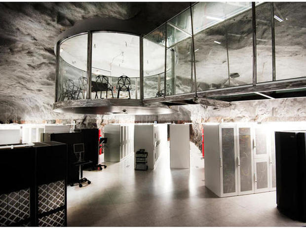 Pionenのデータセンター

　ストックホルムの地下100フィート（約30m）にあるBahnhofの「Pionen」は、世界有数の安全な（そして、未来的なデザインの）データセンターだ。

　Pionenに保存されたデータは、冷戦時代の核シェルター内にあるため、非常に安全だ。