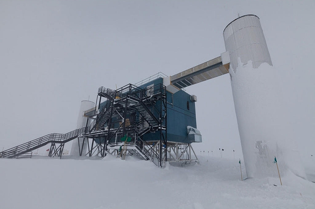 IceCubeニュートリノ観測所

　IceCubeは、単なるデータセンターではない。ニュートリノを観測するために設計された研究所だ。南極のアムンゼン・スコット基地の地下に設置されたIceCube内のデータセンターは、同研究所の主要施設ではないかもしれないが、それでも印象的だ。1200基以上のコンピューティングコア、3ペタバイトのストレージがある。

　驚くべきことに、IceCubeのデータセンターで懸念されているのは冷却だ。データセンター内は約18.3℃という快適な温度に保たれているが、そのような穏やかな環境ではなく寒い気候での運用に備えて設計されているため、一部のハードウェアは過熱の危険性がある。

　保守管理のためにサーバラックを開くと、急激に温度が下がって機器が壊れる恐れがあるため、ITチームは、IceCubeのデータセンターの設計と、地球上で最も極端な温度下における保守管理の両方で、創意工夫を重ねる必要があった。