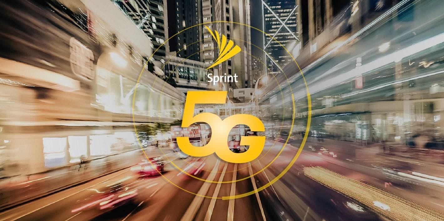 Sprint：5Gデータ通信の提供と、サムスンの5G携帯投入、「Curiosity IoT」プラットフォームと5Gの統合

　SprintはCES 2019の期間中、さまざまな発表を実施した。それらには、NokiaやQualcommとの提携により、稼働中の商用ネットワーク上で2.5GHz帯を使った世界初の5Gデータ通信を実現し、「YouTube」動画のストリーミングや、「Skype」による音声通話やビデオ通話、インスタントメッセージの送受信を行ったことなどが含まれている。

　この実験ではMassive MIMO（Massive Multiple-Input Multiple-Output）テクノロジが採用され、Nokiaのデュアルモード「AirScale Massive MIMO」無線機器と、Qualcommの「Snapdragon X50 5Gモデム」と、統合RFトランシーバとRFフロントエンド、アンテナ素子を内蔵したアンテナモジュールを搭載したスマートフォンが使用された。

　Sprintの最高技術責任者（CTO）John Saw氏は「これは大きな前進だ。Sprintの5Gは実験環境から現実の環境に飛び出し、2019年の前半における商用化に向けた準備が進んでいる」と述べた。

　「われわれは米国における9つの大都市で、Sprintの顧客に対して、初の5Gスマートフォン上で初のモバイル5Gエクスペリエンスを送り届けようと大きく歩を進めているところだ」（Saw氏）