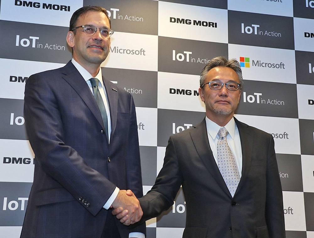 新たな協業を発表した日本マイクロソフト 代表取締役社長の平野拓也氏（左）とDMG森精機 専務執行役員の川島昭彦氏