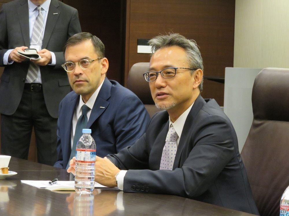 写真1：会見に臨む日本マイクロソフトの平野拓也 代表取締役社長（左）とDMG森精機の川島昭彦 専務執行役員