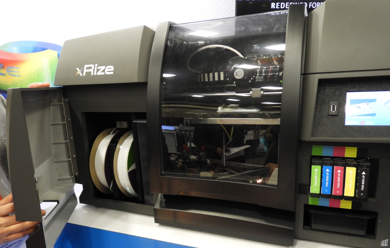 　来場者が（おそらく）一番注目していたのは、米RIZEの産業用フルカラー3Dプリンタ「XRIZE」だろう。インクジェットプリントヘッドでシアン（C）マゼンタ（M）イエロー（Y）ブラック（K）の工業用の特殊インクを同時に噴射し、フルカラーのオブジェクトを作成する。XRIZEのフィラメント（素材）はRIZEが独自開発したカーボン素材にも対応しているので、衝撃強度が要求される部品の製造にも適用できる。