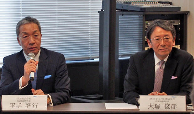 2019年度の事業戦略を共同で説明したデルの平手社長とEMCジャパンの大塚社長（右）