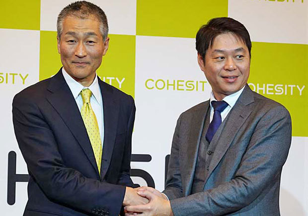 Cohesity Japan 代表取締役の江尾浩昌氏（左）とソフトバンク 常務執行役員 法人事業統括 法人事業戦略本部長の藤長国浩氏