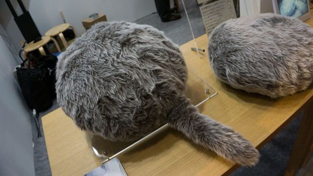 
クッション型セラピーロボット--顔はなく、しっぽの動きでコミュニケーション--Qoobo
　ユカイ工学の「Qoobo」を紹介したい。このネコのような尻尾を持つロボットクッションは、首や手足こそないものの（しっぽはあり、撫でると振って応えてくれる）、とても愛くるしいうえ、エサをやる必要もなければ、機嫌をとる必要も、獣医のお世話になる必要もない。
