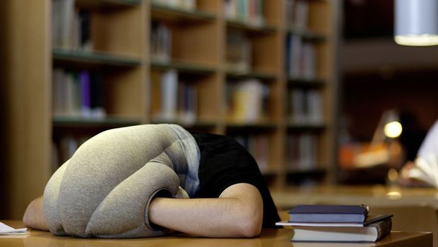頭をすっぽりと覆う枕--Ostrich Pillow
　外界を遮断して睡眠を取るには、Ostrich Pillowが最適だ。この枕に頭と両手を入れるだけで、奇妙ではあるが簡単に安眠できるようになる。クッション素材のこの製品はまったく突拍子もないものに見えるが、Kickstarterで大きな人気を博したプロジェクトだ。
